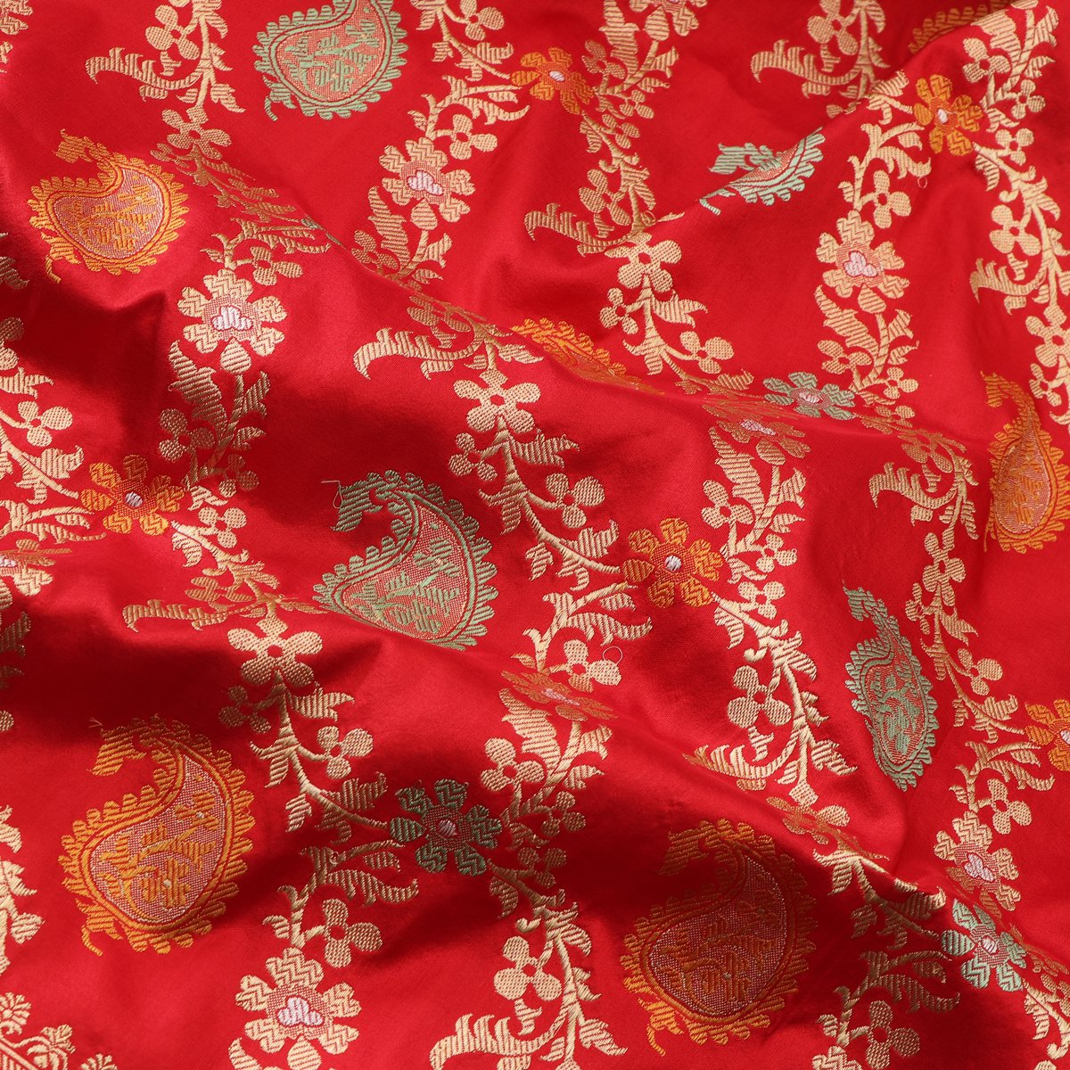 Handwoven Sindoori Red Keriya Banarasi Silk Sari - WIIBT0085 - Design View